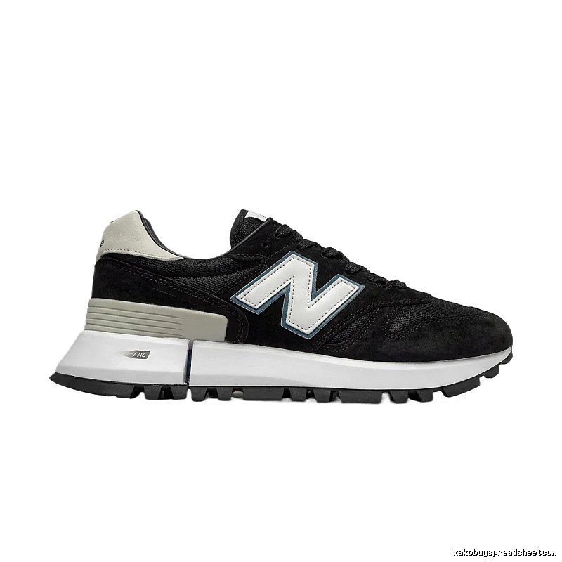 New Balance retro - style black shoes