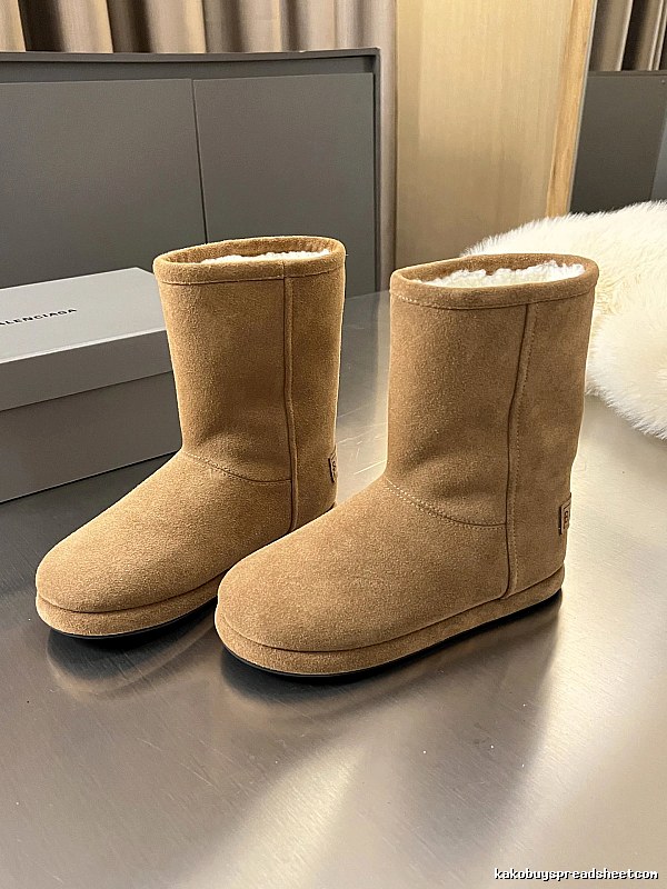 Tan Suede Mid-calf Boot UGG Classic Boot for Photo Ready Styling